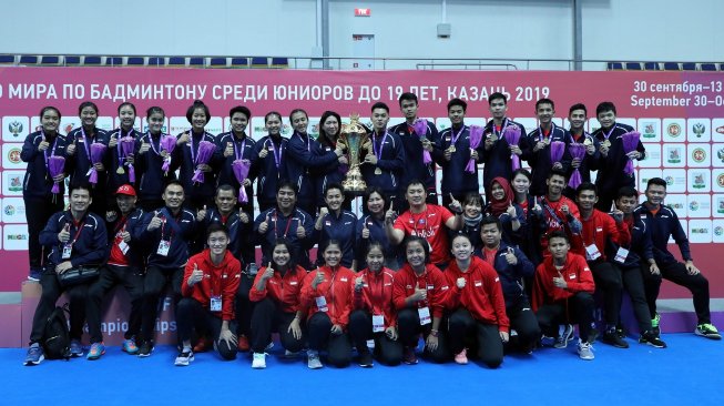 Pemain, pelatih, dan ofisial Tim Indonesia merayakan keberhasilan meraih Piala Suhandinata usai jadi kampiun di Kejuaraan Dunia Junior Bulutangkis 2019 di Kazan, Rusia, Sabtu (5/10/2019). [Humas PBSI]