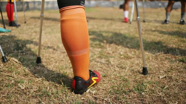 Sejumlah pemain Garuda INAF (Indonesia Amputee Football) melakukan pemanasan sebelum menjalani sesi latihan di lapangan Rumah Sakit Dr Suyoto, Bintaro, Jakarta Selatan, Sabtu (28/9). [Suara.com/Arya Manggala]