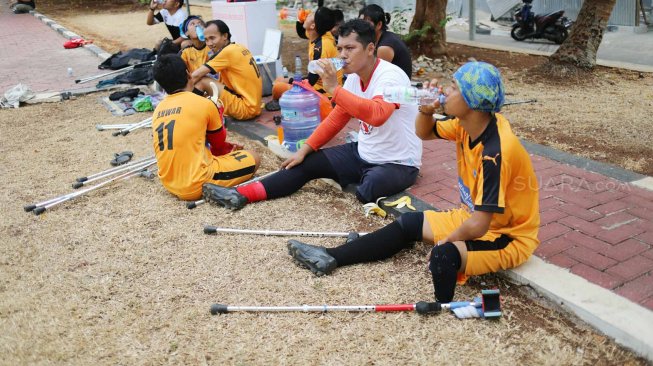 Sejumlah pemain Garuda INAF (Indonesia Amputee Football) beristirahat usai menjalani sesi latihan di lapangan Rumah Sakit Dr Suyoto, Bintaro, Jakarta Selatan, Sabtu (28/9). [Suara.com/Arya Manggala]