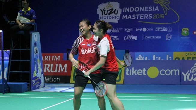 Pasangan ganda putri Indonesia, Siti Fadia Silva Ramadhanti/Ribka Sugiarto, menjuarai ajang Indonesia Masters 2019 Super 100 usai memenangkan duel perang saudara melawan seniornya, Della Destiara Haris/Rizki Amelia Pradipta, Minggu (6/10). [Humas PBSI]