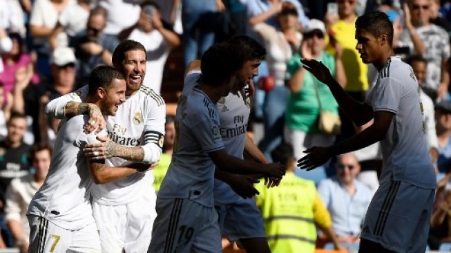 Selebrasi Eden Hazard bersama rekan-rekannya usai mencetak gol ke gawang Granada. (PIERRE-PHILIPPE MARCOU / AFP)