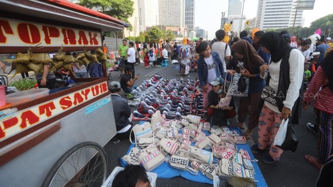 Sejumlah Pedagang Kaki Lima (PKL) berjualan di kawasan Car Free Day (CFD), Bundaran HI, Jakarta, Minggu (6/10). [Suara.com/Arya Manggala]