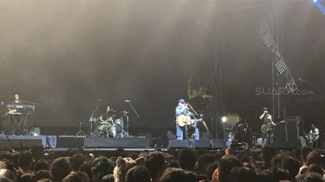 Iwan Fals tampil di Synchronize Fest 2019 yang dihelat di Gambir Expo Kemayoran, Jakarta Pusat pada Sabtu (5/10/2019). (Suara.com/Revi Cofans Rantung)