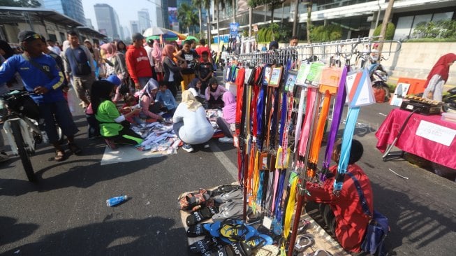 Sejumlah Pedagang Kaki Lima (PKL) berjualan di kawasan Car Free Day (CFD), Bundaran HI, Jakarta, Minggu (6/10). [Suara.com/Arya Manggala]