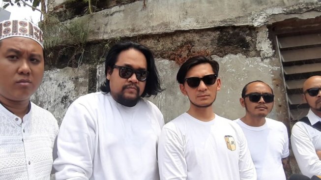 Para personel band Mike's: (dari kiri) Bagus, Mecko, Marko, Rangga, dan Udin. [Yuliani/Suara.com]