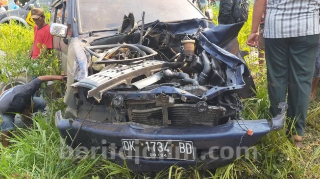 Detik-detik 4 Penumpang Selamatkan Diri Saat Mobil Ringsek Ditabrak Kereta