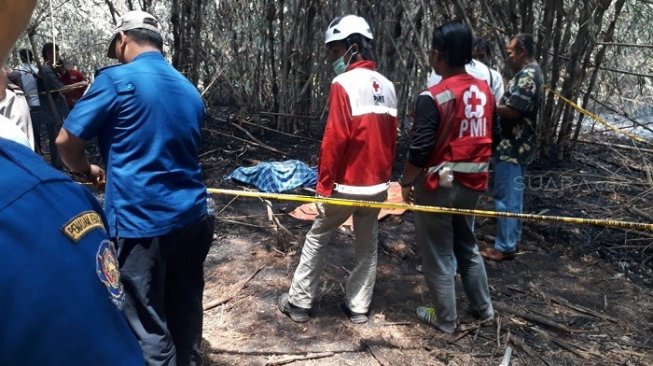 Jasad kakek Karsun yang tewas terpanggang di kebun bambu. (Suara.com/Supriyadi).