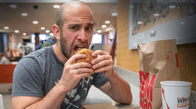 Makan Burger Tiap Hari, Pelatih Pribadi Ini Tetap Bisa Turunkan Berat Badan