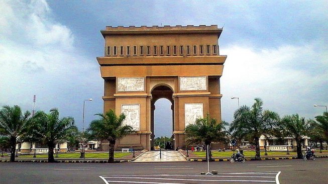 Monumen Simpang Lima Gumul Kediri (Wikimedia Commons)