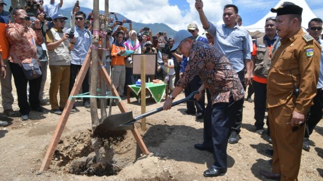 Tinjau Pembangunan di Palu, JK Tanam Pohon Penyelamat saat Terjadi Tsunami