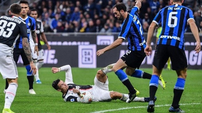 Striker Juventus 'tumbang' ditempel bek Inter Milan Diego Godin di laga lanjutan Liga Italia Serie A pekan ketujuh yang dihelat di Stadion Guiseppe Meazza, Senin (7/10/2019) dini hari WIB. (AFP)