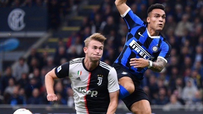 Bek Juventus berebut bola dengan striker Inter Milan Lautaro Martinez saat laga pekan ketujuh Liga Italia di Stadion Guseppe Meazza, Senin (7/10/2019). (AFP)