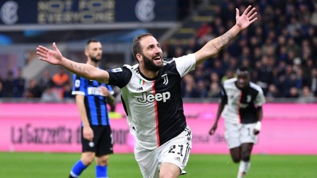 Masuk sebagai pemain pengganti, Gonzalo Higuain sukses membawa Juventus menang 2-1 atas Inter Milan. (AFP)