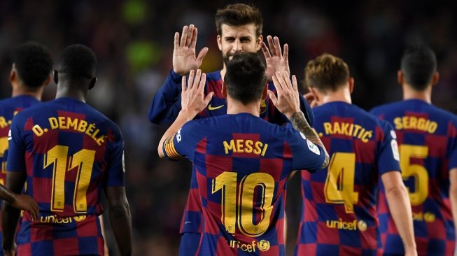 Penyerang Barcelona, Lionel Messi (depan) merayakan golnya ke gawang Sevilla bersama bek Gerard Pique, dalam laga lanjutan Liga Spanyol 2019/2020 di Camp Nou, Barcelona, Senin (7/10/2019) dini hari WIB. [Josep LAGO / AFP]