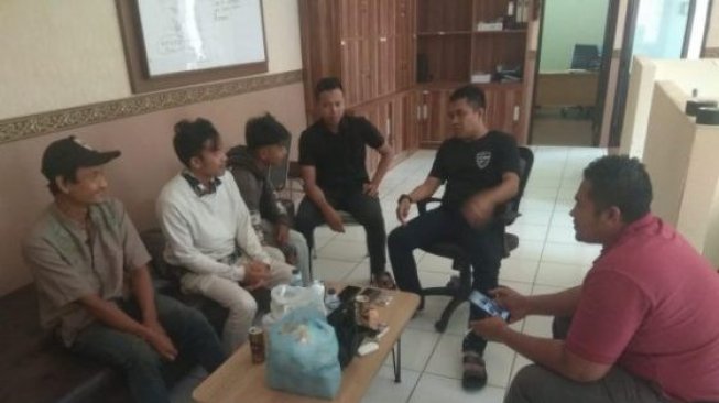 AG tengah berbincang dengan pihak kepolisian usai menandatangani surat pernyataan permohonan maaf. (Ist)