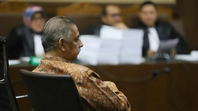 Terdakwa kasus dugaan suap proyek PLTU Riau-1 yang juga mantan Dirut PLN Sofyan Basir saat mengikuti sidang pembacaan tuntutan di Pengadilan Tipikor, Jakarta, Senin (7/10).  [Suara.com/Arya Manggala]