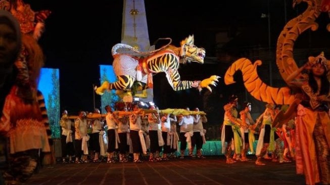 Wayang Jogja Night Carnival #4 sebagai rangkaian peringatan HUT Kota Yogyakara ke-263 di kawasan Tugu Pal Putih Yogyakarta, Senin (7/10/2019) malam. (Suara.com/Putu Sastrosoendjojo)