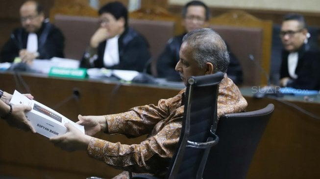 Terdakwa kasus dugaan suap proyek PLTU Riau-1 yang juga mantan Dirut PLN Sofyan Basir saat mengikuti sidang pembacaan tuntutan di Pengadilan Tipikor, Jakarta, Senin (7/10).  [Suara.com/Arya Manggala]