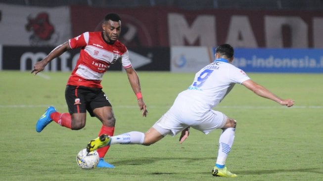 Pesepak bola Madura United (MU) Markho Sandi (kiri) berusaha melewati pesepak bola Persib Bandung Esteban Viscarra (kanan) dalam laga Shopee Liga 1 di Stadion Gelora Bangkalan (SGB) Bangkalan, Jawa Timur, Sabtu (5/10/2019). MU memenangi pertandingan tersebut dengan skor 2-1. ANTARA FOTO/Saiful Bahri/hp.