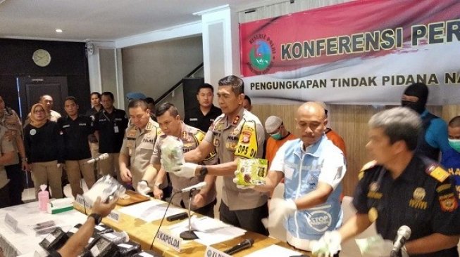 Polda dan BNN Jabar Ringkus 4 Kurir Pembawa 17 Kilogram Sabu