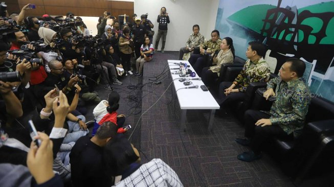 Ketua DPR Puan Maharani bersama para Wakil Ketua DPR meninjau Media Center di Kompleks Parlemen, Senayan, Jakarta, Selasa (8/10). [Suara.com/Arya Manggala]