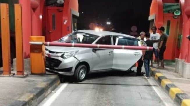 Balas Aksi Perampokan, Sopir Truk Seruduk Mobil Komplotan Bandit di Tol