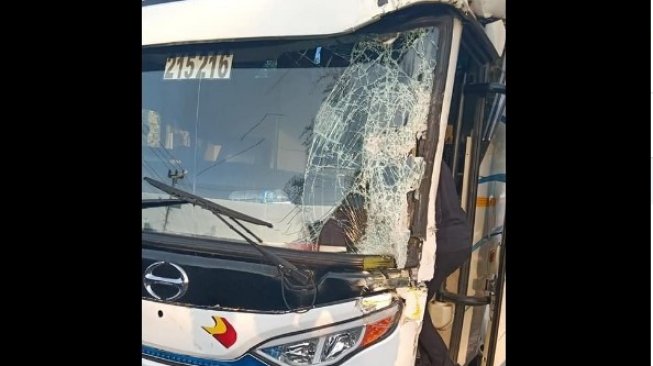 Karena Emak-emak Pemotor Matik, Bus di Boyolali Sundul Bokong Truk