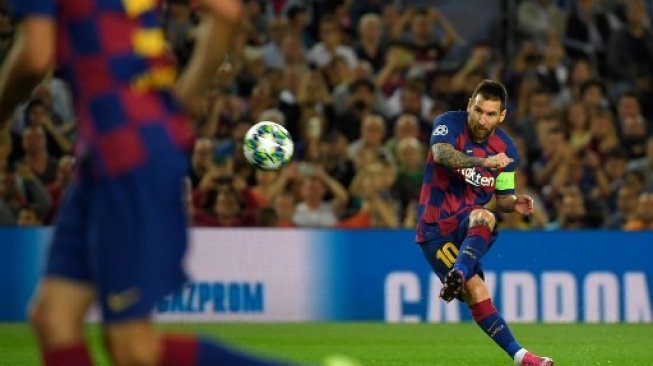 Lionel Messi saat melakukan tendangan bebas kaki kirinya. (LLUIS GENE / AFP)