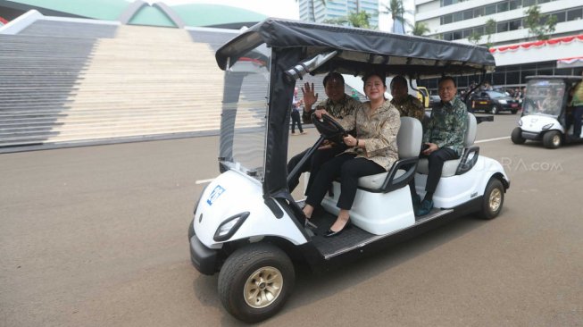 Ketua DPR Puan Maharani bersama para Wakil Ketua DPR menaiki golf car untuk berkeliling meninjau beberapa tempat yang berada di dalam Kompleks Parlemen, Senayan, Jakarta, Selasa (8/10). [Suara.com/Arya Manggala]