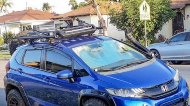 Dimodifikasi Jadi Lebih Kekar, Honda Jazz Ini Siap Terjang Medan Off-Road