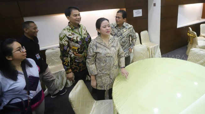 Ketua DPR Puan Maharani bersama para Wakil Ketua DPR meninjau Media Center di Kompleks Parlemen, Senayan, Jakarta, Selasa (8/10). [Suara.com/Arya Manggala]