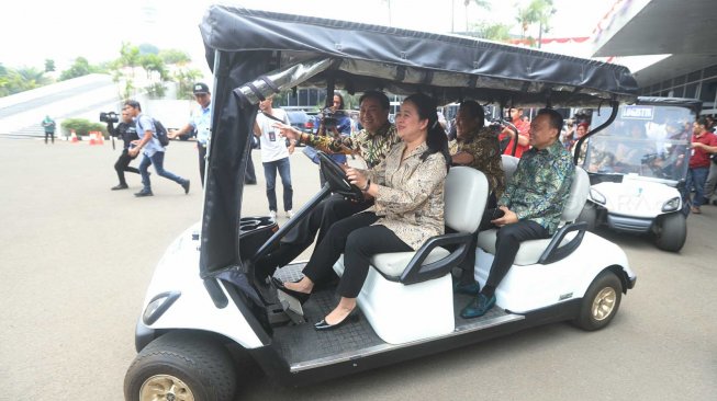 Ketua DPR Puan Maharani bersama para Wakil Ketua DPR menaiki golf car untuk berkeliling meninjau beberapa tempat yang berada di dalam Kompleks Parlemen, Senayan, Jakarta, Selasa (8/10). [Suara.com/Arya Manggala]