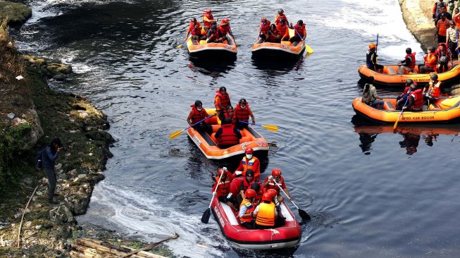 Rombongan Bupati Bogor beserta sejumlah personel BPBD Kabupaten Bogor menyusuri Aliran Sungai Cileungsi yang tecemar limbah pabrik di Bojong Kulur, Kabupaten Bogor, Jawa Barat, Selasa (8/10). [ANTARA FOTO/Yulius Satria Wijaya]
