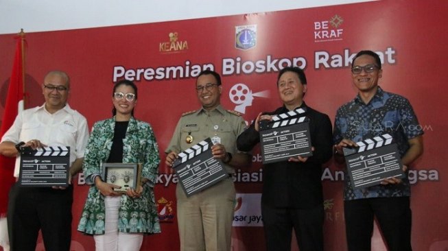 Gubernur DKI Jakarta Anies Baswedan (tengah) saat peresmian bioskop rakyat di Teluk Gong. (dok. Pemprov DKI)