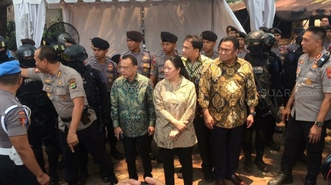 Puan Maharani bersama rombongan pimpinan DPR berkeliling di Kompleks Parlemen Senayan. (Suara.com/Novian)