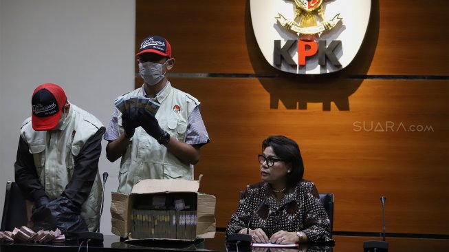 Wakil Ketua KPK, Basaria Pandjaitan (kanan) bersama penyidik KPK menunjukkan barang bukti Operasi Tangkap Tangan (OTT) Bupati Lampung Utara, Agung Ilmu Mangkunegara di Gedung Merah Putih KPK, Jakarta, Senin (7/10). [Suara.com/Angga Budhiyanto]   