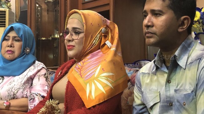 Elvy Sukaesih bersama Fitria dan Seyhan saat menggelar konfrensi pers terkait kasus narkoba suami Dhawiya, Muhammad, Selasa (8/10/2019) malam. [Revi C Rantung/Suarang.com]