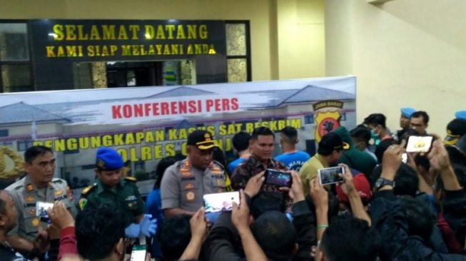 Kapolres Cianjur, Jawa Barat, AKBP Juang Andi Supriyanto, didampingi Ketua DPRD Cianjur, Ganjar Ramadhan, Sekda Cianjur, Aban Sobandi, saat menggelar pengungkapan kasus penjualan orang di Halaman Mapolres Cianjur. (Antara).