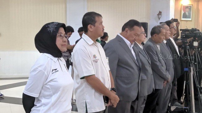 Plt Deputi IV Kemenpora, Yuni Purwanti (kiri), saat menghadiri acara pelepasan kontingen Indonesia ke World Beach Games 2019 di Gedung Kemenpora, Senayan, Jakarta, Selasa (8/10/2019). [Suara.com/Arief Apriadi]