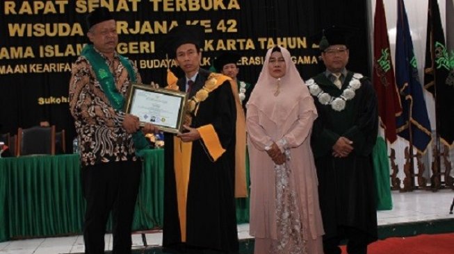 Gantikan Wisuda Anaknya yang Wafat, Sarifuddin Tak Kuasa Menahan Air Mata