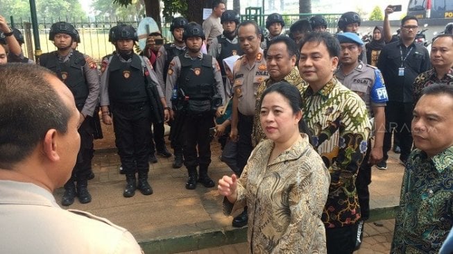 Puan Maharani bersama rombongan pimpinan DPR berkeliling di Kompleks Parlemen Senayan. (Suara.com/Novian)