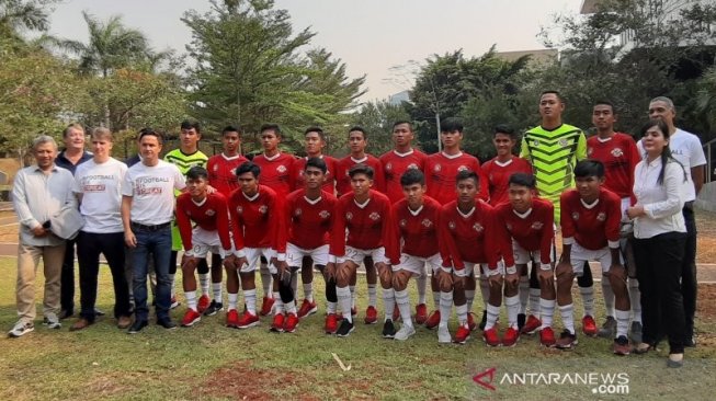 Para pemain Garuda Select angkatan kedua didampingi Duta Besar Inggris untuk Indonesia dan Timor Leste Owen Jenkins (ketiga dari kiri), Direktur Program Garuda Select Dennis Wise (keempat dari kiri), Sekretaris Jenderal PSSI Ratu Tisha Destria (kanan depan) serta pelatih Garuda Select Des Walker (kanan belakang) berfoto di halaman Kedutaan Besar Inggris untuk Indonesia, Jakarta, Selasa (8/9/2019). (Michael Siahaan)