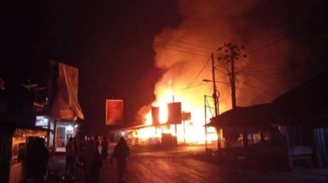 Pasar Cibaliung Terbakar, Warga Berjibaku Padamkan Api 