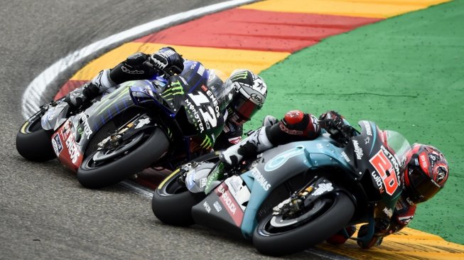 Pebalap Monster Energy Yamaha, Maverick Vinales (kiri), menempel ketat Fabio Quartararo (Petronas Yamaha SRT) pada balapan MotoGP Aragon di Sirkuit Motorland, Minggu (22/9/2019). [AFP/Jose Jordan]