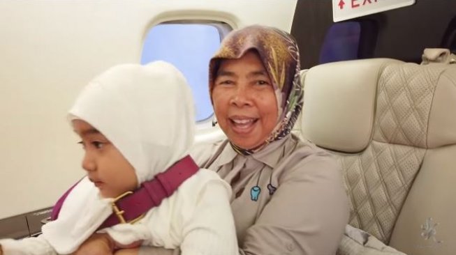 Gaya Asisten Syahrini Diajak Liburan ke Singapura (youtube.com/The Princess Syahrini)