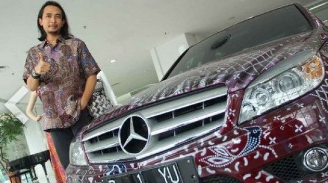 Wow, Mobil Mercedez milik Gitaris Padi ini bermotif Batik loh..