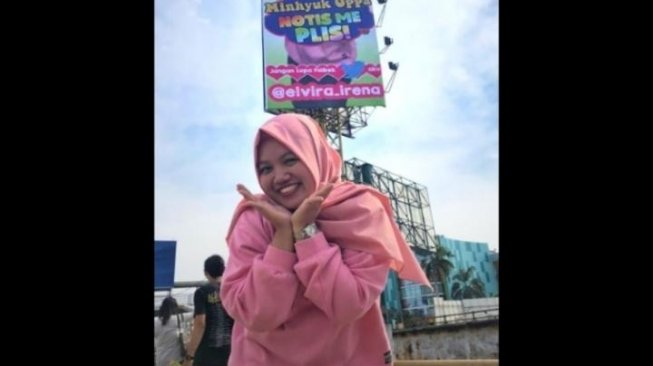 Tergila-gila Minhyuk, Gadis Berhijab Pasang Baliho Raksasa di MM Bekasi