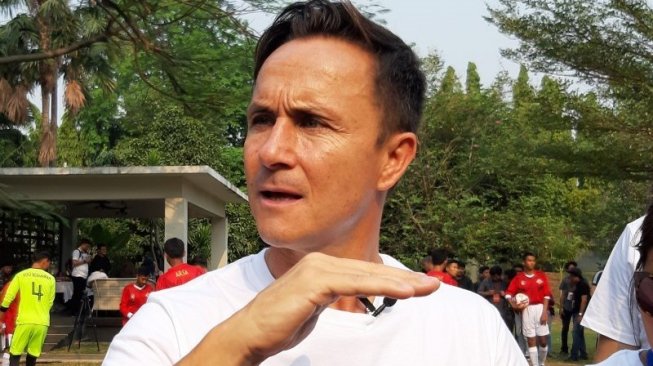 Direktur Program Garuda Select yang juga legenda Chelsea Dennis Wise memberikan keterangan kepada media di Kedutaan Besar Inggris untuk Indonesia, Jakarta, Selasa (8/10/2019). (Antaranews/ Michael Siahaan)