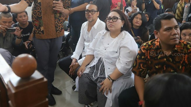 Nunung Srimulat bersama suami, Iyan Sambiran saat akan menjalani sidang narkoba di PN Jakarta Selatan. [Arya Manggala/Suara.com]