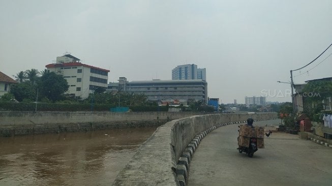 Penampakan kali Ciluwung dari atas tanggul Bukit Duri, Jakarta Selatan. Suara.com/Yasir).